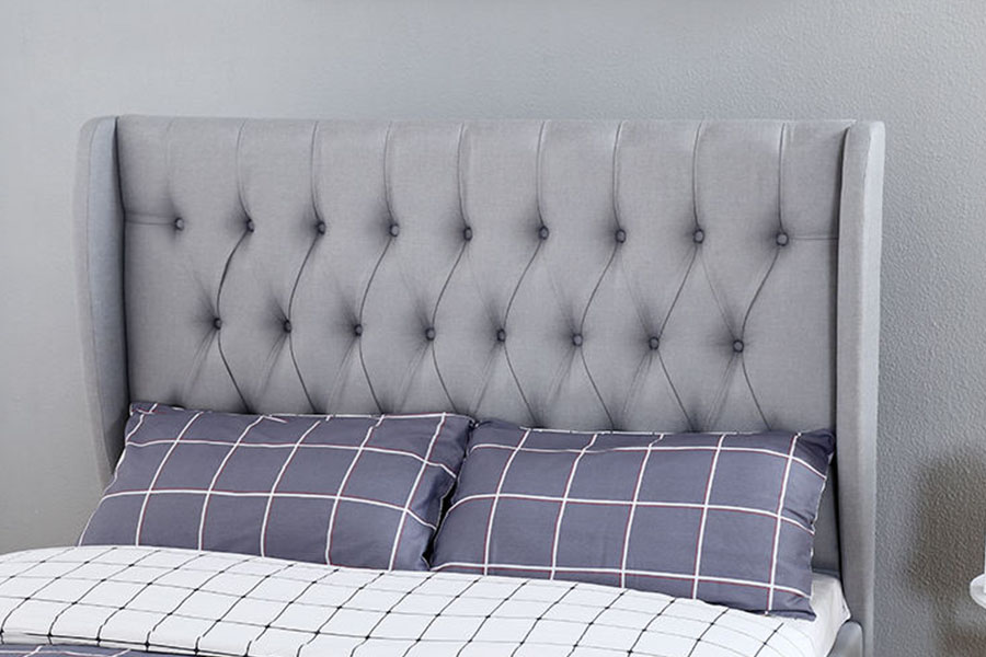 1310G høy hodegavl Wingback grått stoff knapp-detalj lagringssengramme